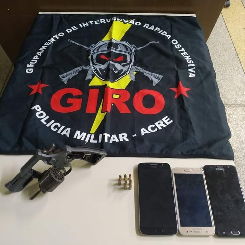 PM APREENDE ARMA DE FOGO, FORAGIDO DA JUSTIÇA E RECUPERA VEÍCULO&nbsp;ROUBADO