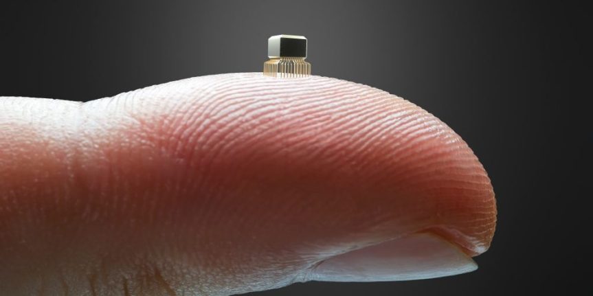CIENTISTAS DESENVOLVEM O MENOR CHIP DO MUNDO QUE PODE SER INJETADO NO CORPO COM&nbsp;AGULHA