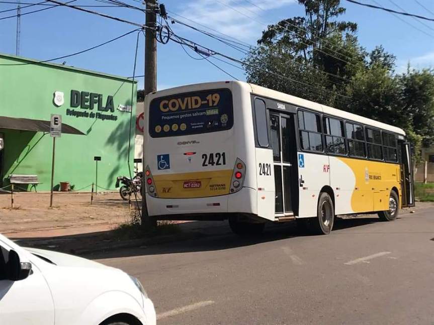 APÓS QUEBRAR VIDRO DE TRANSPORTE COLETIVO, USUÁRIO DE DROGAS É PRESO PELA&nbsp;PM