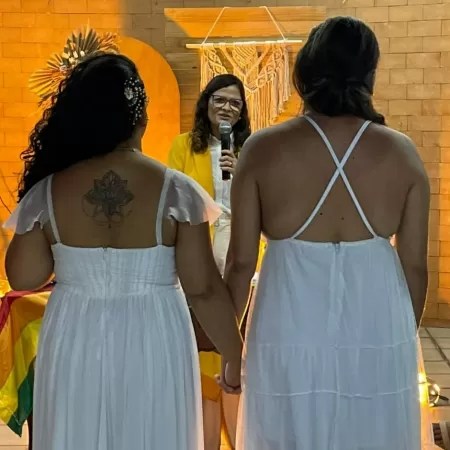 EM ATO HISTÓRICO, PASTORA BATISTA CASA DUAS MULHERES: “FRUTO DE MUITA&nbsp;LUTA”